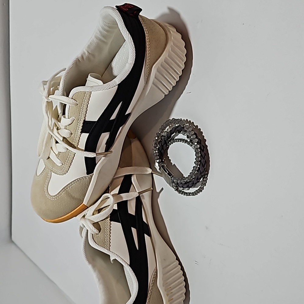 Fashion shoes and bracelet
